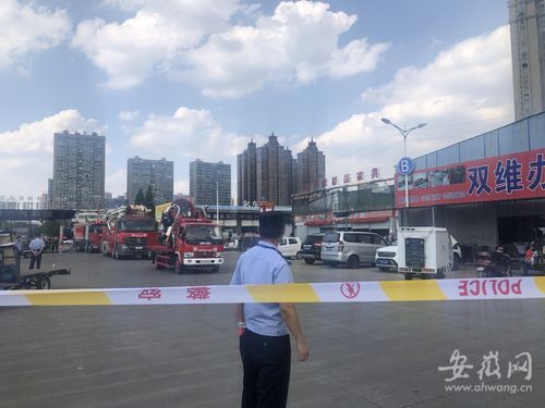 合肥一建材家具市場(chǎng)商鋪起火追蹤 起火建筑被燒塌 明火已被撲滅